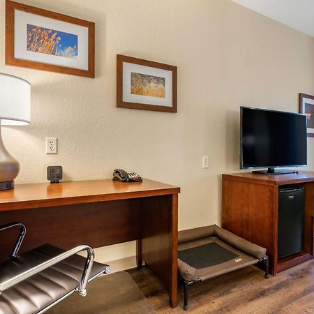 คอมฟอร์ต สวีท เฟิร์นลีย์ Hotel ภายนอก รูปภาพ