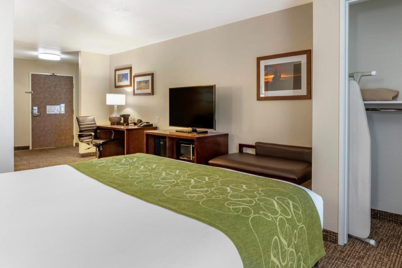 คอมฟอร์ต สวีท เฟิร์นลีย์ Hotel ภายนอก รูปภาพ